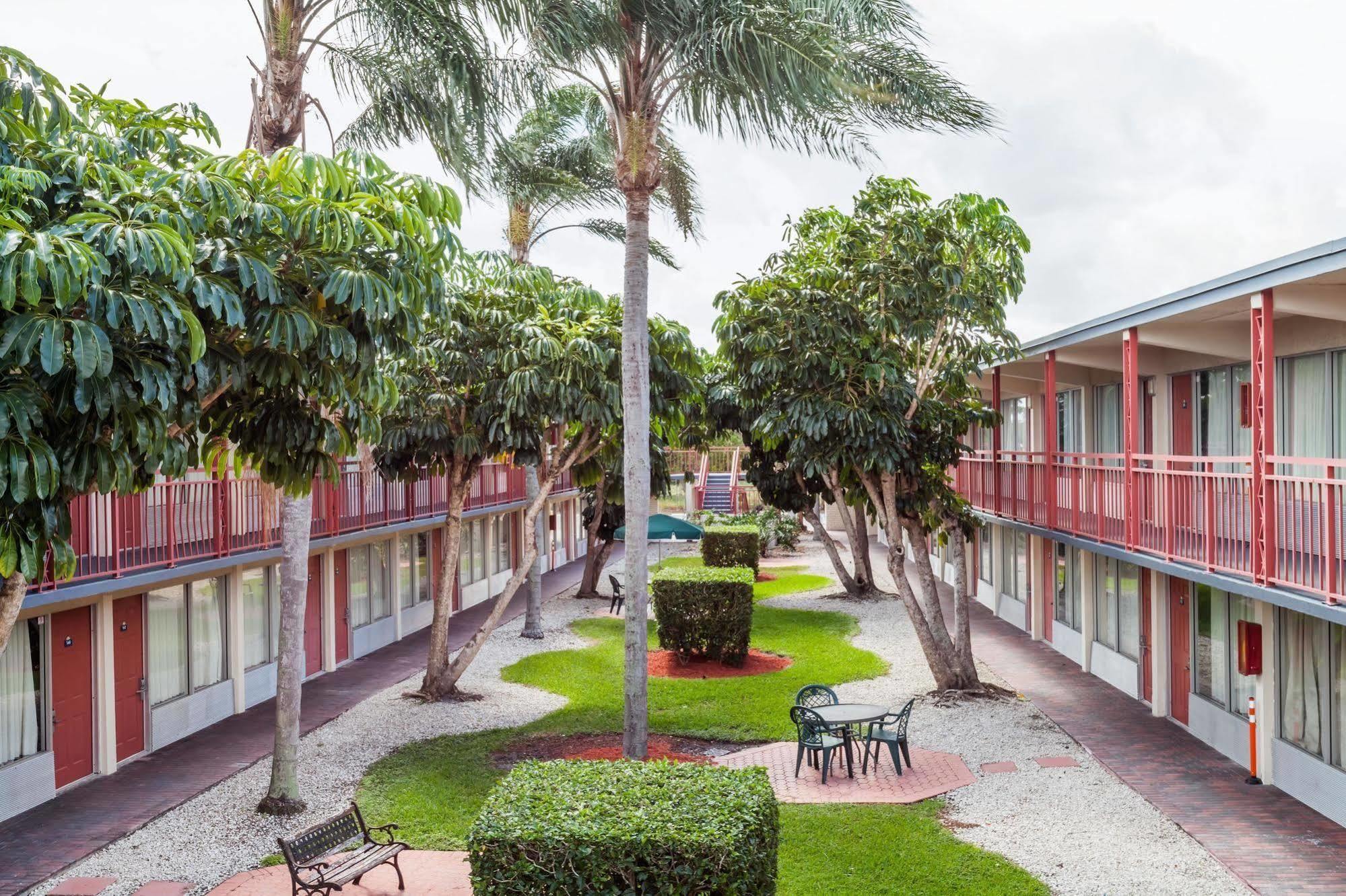Days Inn By Wyndham West Palm Beach Eksteriør bilde