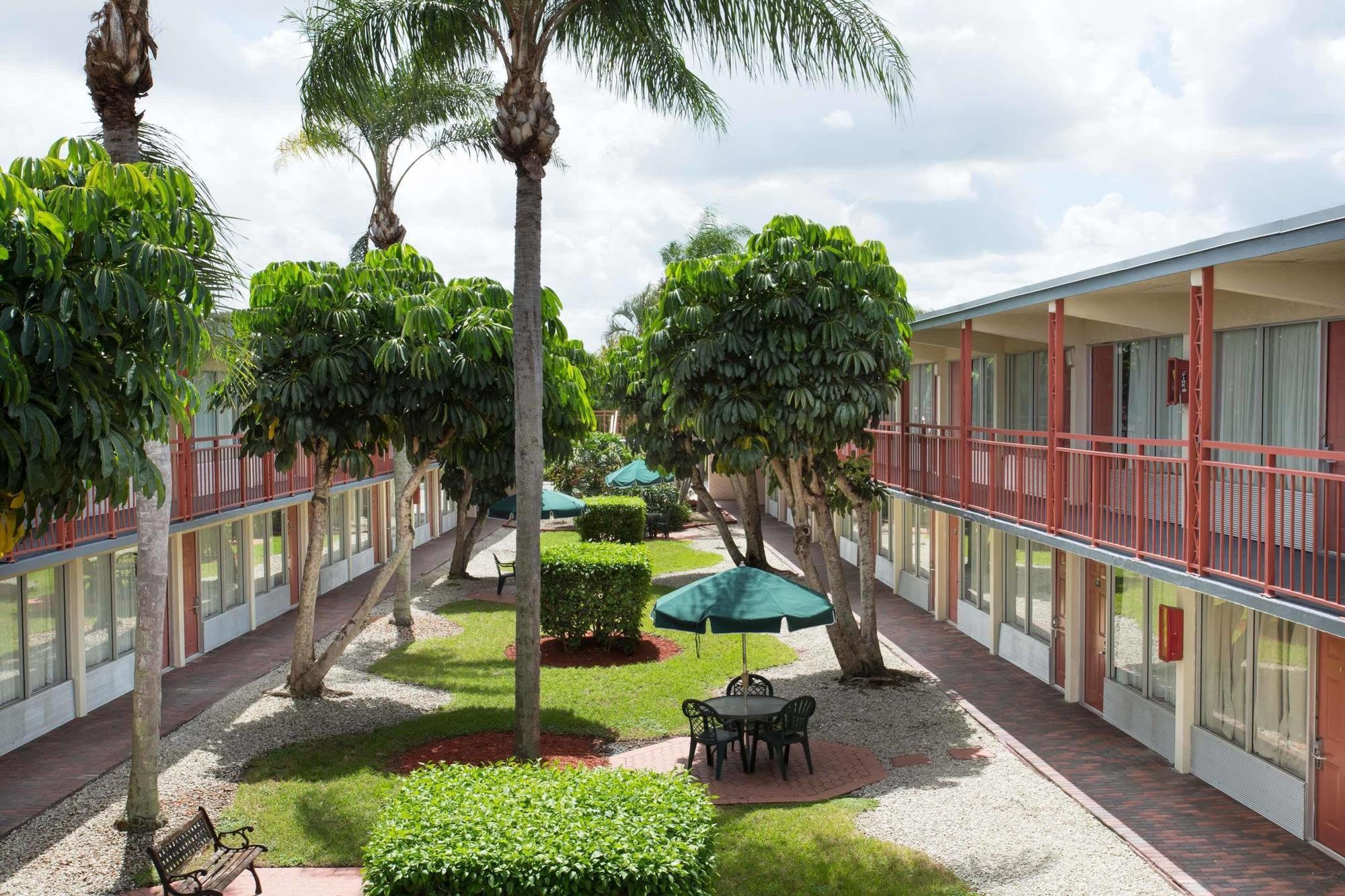 Days Inn By Wyndham West Palm Beach Eksteriør bilde